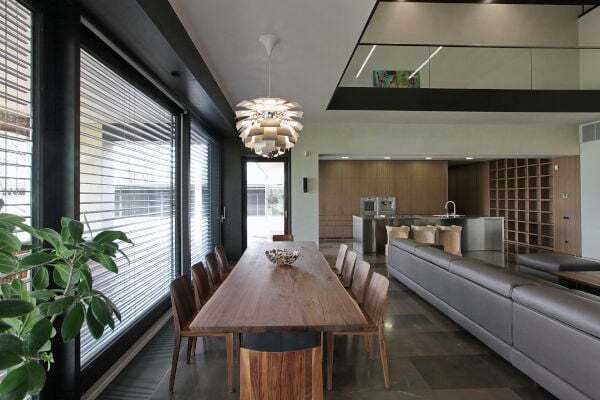 arredare-soggiorno-con-tante-finestre-esempio-3-interno