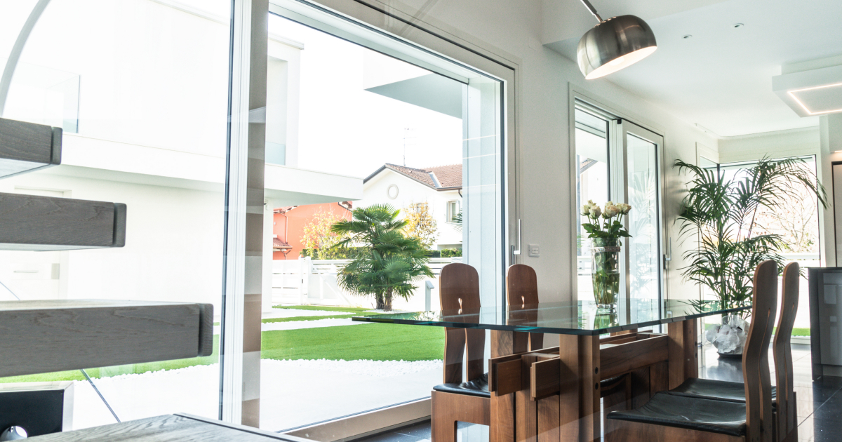 Porte finestre scorrevoli per la casa moderna e minimalista
