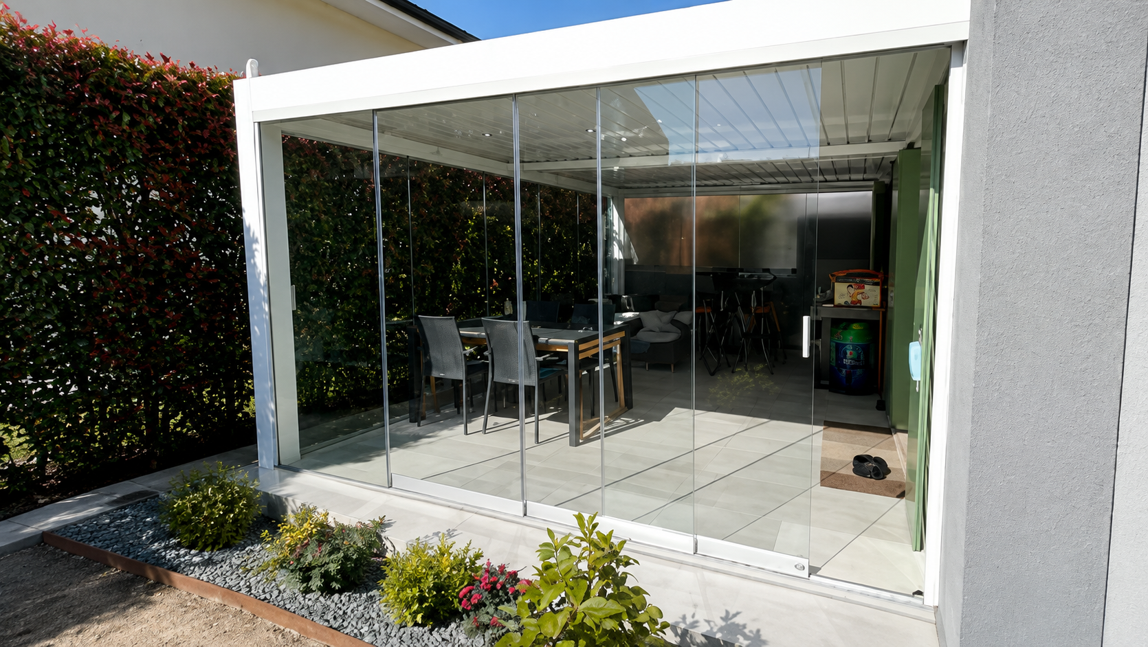 Vetrata scorrevole per veranda: come ottenere un giardino vetrato